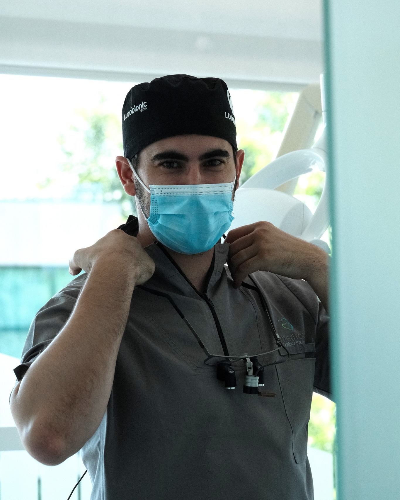 Profissional e equipamento clínico em contexto de atendimento na Bmedical