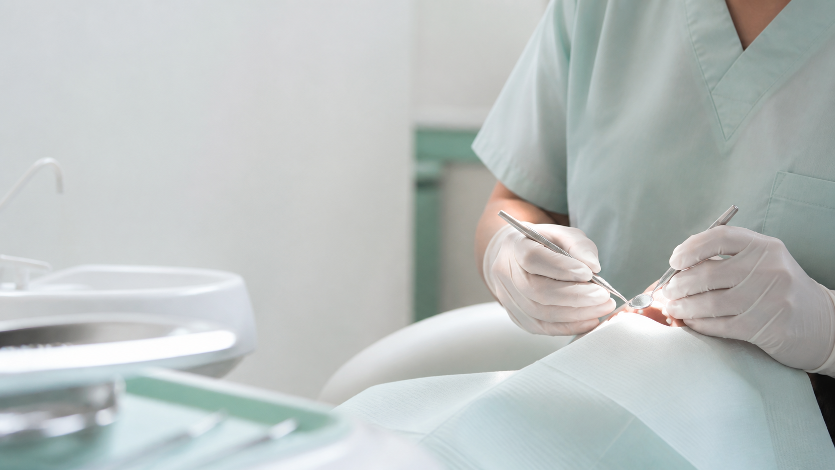 Imagem editorial gerada de uma avaliação dentária preventiva